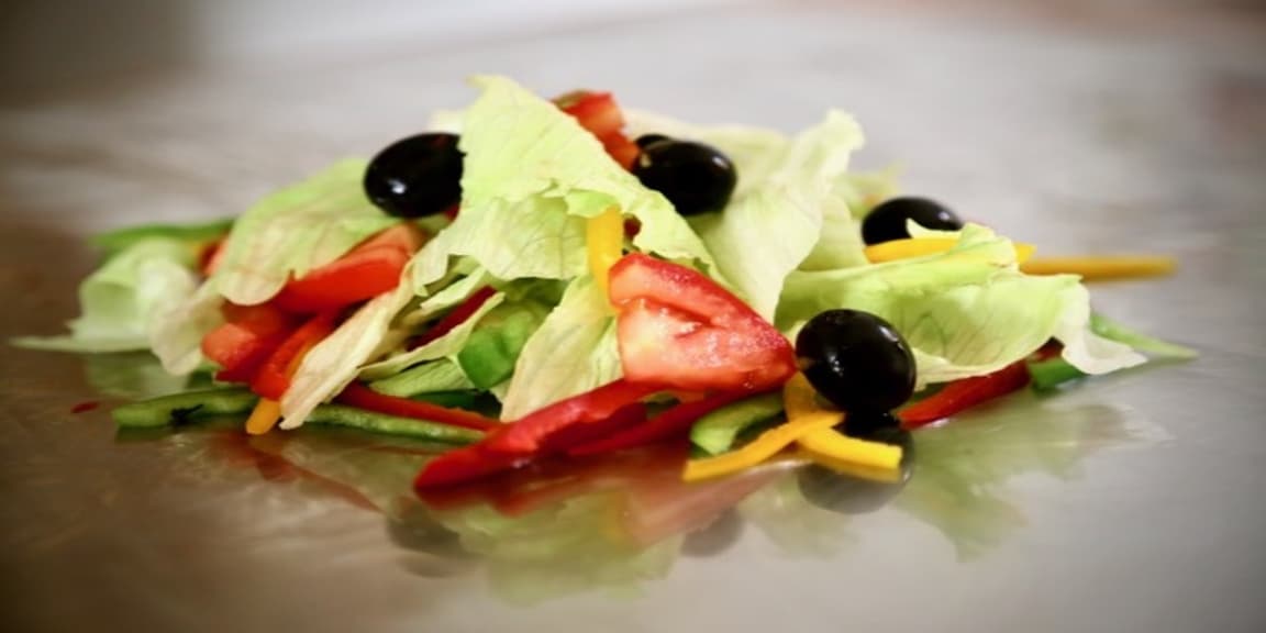 Organic mixed salad with oil vinagrette house dressing